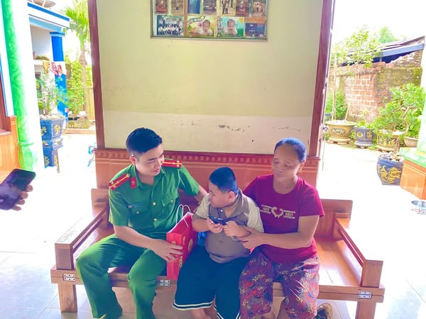 Đoàn thanh niên Công an xã Cẩm Khê tặng quà Tết Trung Thu cho các cháu có hoàn cảnh đặc biệt khó khăn trên địa bàn xã